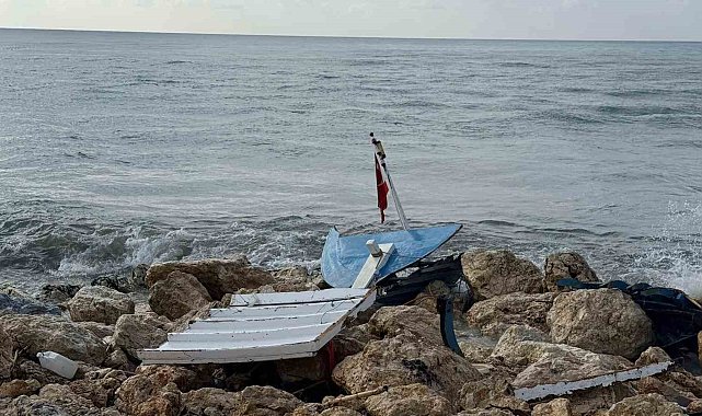 Kıyıya yanaşmak istedikleri tekne kayalıklara çarpıp paramparça oldu