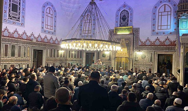 Kocaeli'de Kadir Gecesi camilerde dualarla idrak edildi
