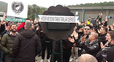 Kocaelispor taraftarları, TFF önüne siyah çelenk bıraktı