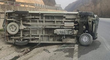 Kontrolden çıkan minibüs takla attı, sürücü yaralandı