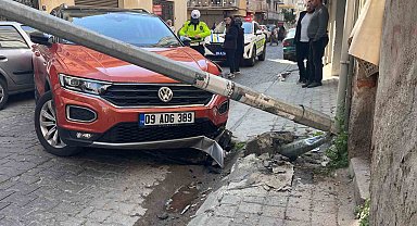 Kontrolden çıkan otomobil aydınlatma direğini devirdi