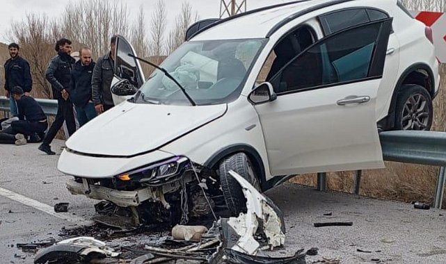 Kontrolden çıkan otomobil bariyerlerde asılı kaldı: 4 yaralı
