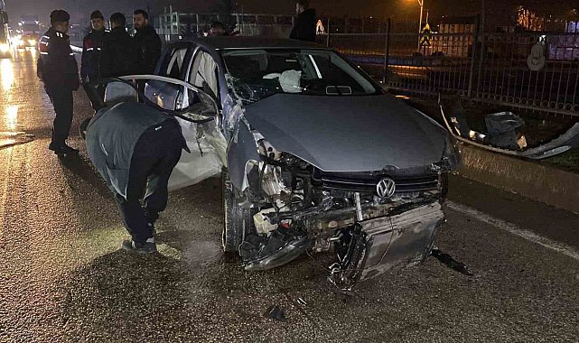 Kontrolden çıkan otomobil bariyerlere çarptı: 2 yaralı