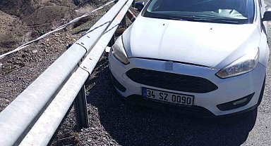 Kontrolden çıkan otomobil bariyerlere çarptı