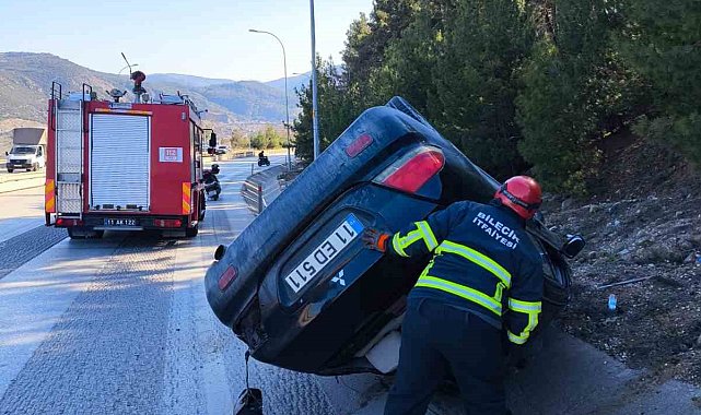 Kontrolden çıkan otomobil su kanalına devrildi