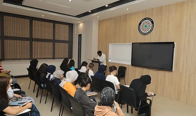 Konya Karatay'da gençlere 18 branşta eğitim fırsatı sunuyor