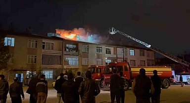 Konya'da 3 katlı apartmanın çatısında yangın paniği