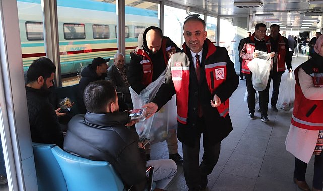 Konya'da iftar vaktine yolda yakalananlara iftarlık ikram edildi