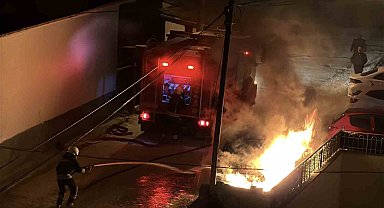 Konya'da park halindeki otomobil alev alev yandı