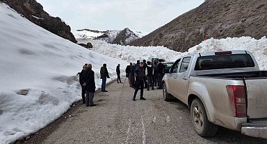 Köy yoluna çığ düştü, ekipler yolu açmak için çalışma başlattı