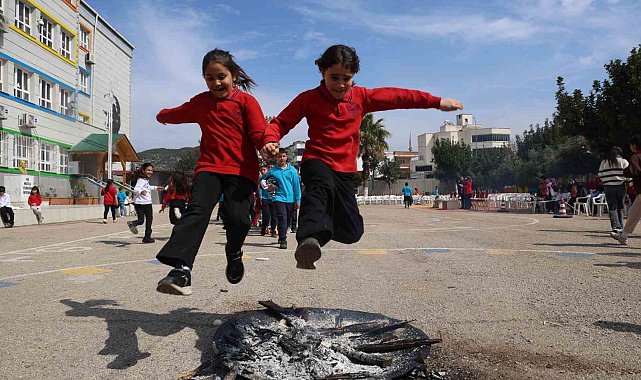 Kozan'da öğrenciler Nevruz'u coşkuyla kutladı