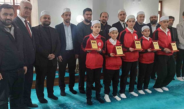 Küçük hafızlar plaket ile ödüllendirildiler