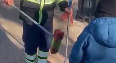 Küçük oğluyla birlikte çalışan temizlik işçisi duygulandırdı