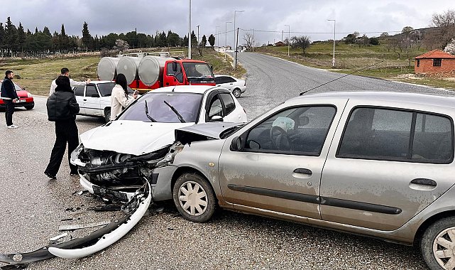 Kula'da yarım saat arayla iki kaza: 5 yaralı