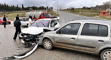 Kula'da yarım saat arayla iki kaza: 5 yaralı