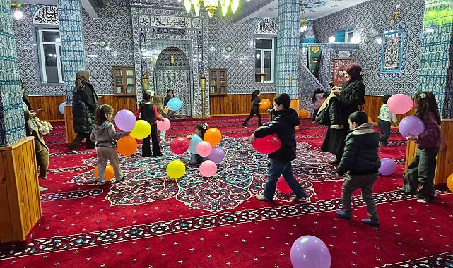 Kur'an kursuna giden minikler oruçlarını camide açtı