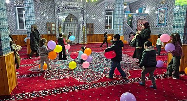 Kur'an kursuna giden minikler oruçlarını camide açtı