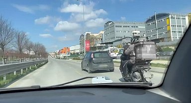 Kuryenin yardımına otomobil sürücüsü çekme halatıyla yetişti