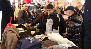 Kütahya'da kıyafet pazarı vatandaşların akınına uğruyor