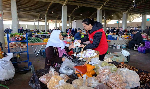 Kuyucak Belediyesi pazaryerinde kadınların gününü kutladı