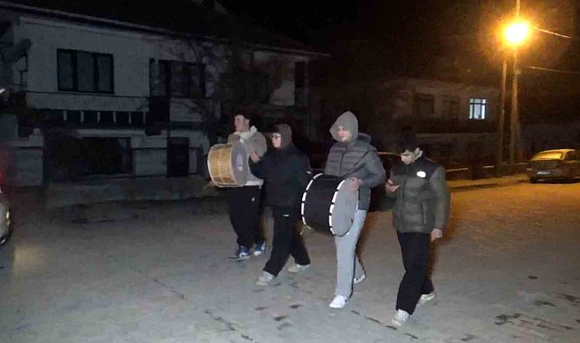 Liseliler davul çalarak sahura kaldırıyor: "Bahşişleri bol bol hazırlayın"
