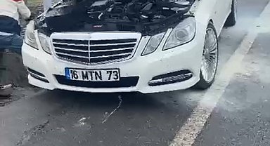 Lüks otomobil küle dönmeden söndürüldü