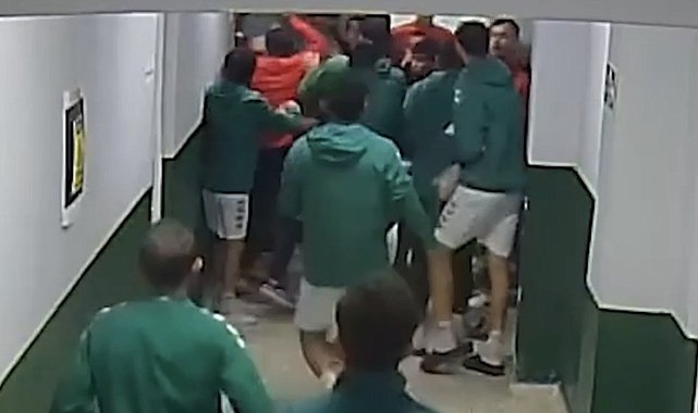 Maç öncesi ortalık karıştı: Futbolcular kramponlarla darbedildi