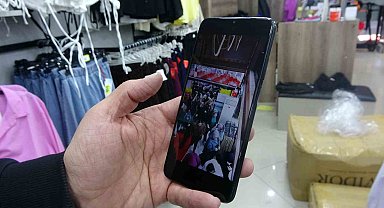 Mağaza açılışında indirim izdihamında birbirini ezdiler