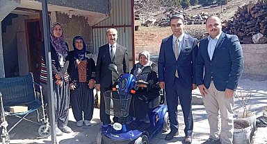 Mahalleli birleşti, engelli kadına akülü tekerlekli sandalye aldı