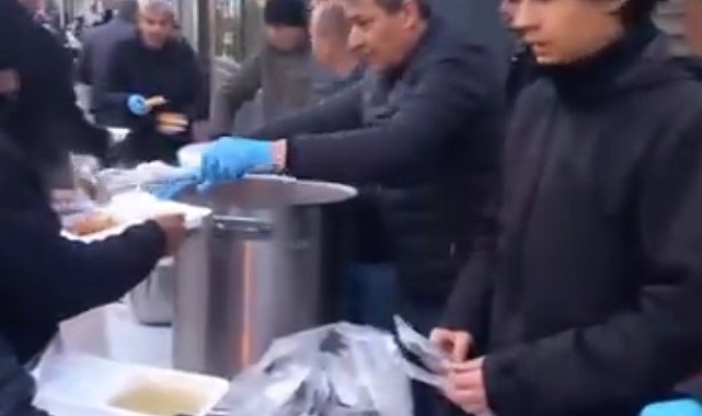 Mahalleli kendi imkanlarıyla bin kişiye iftar verdi