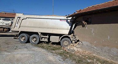 Malatya'da freni boşalan hafriyat kamyonu eve girdi: 1 yaralı