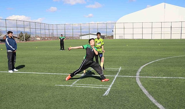 Malatya'da okul sporları yıldızlar kriket grup müsabakaları başladı