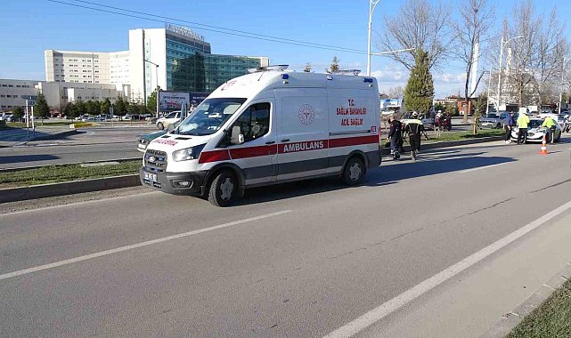 Malatya'da otomobil ile çarpışan motosiklet devrildi: 2 yaralı