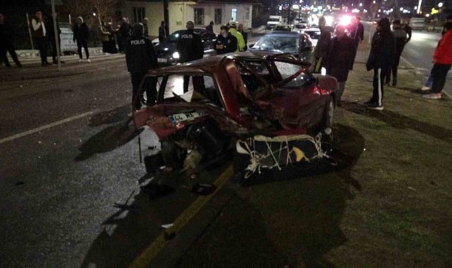 Malatya'da otomobilin çarptığı TOFAŞ kağıt gibi ezildi: 3 yaralı