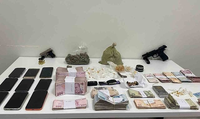 Maltepe'de zula evine operasyon: Kilolarca uyuşturucu ve nakit para ele geçirildi
