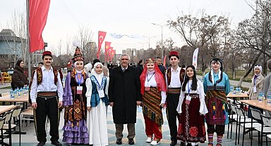 Manas Üniversitesi'nden 8 bin kişiye geleneksel sokak iftarı