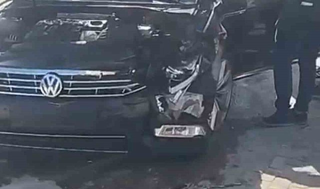 Manavgat'ta iki otomobil kavşakta çarpıştı