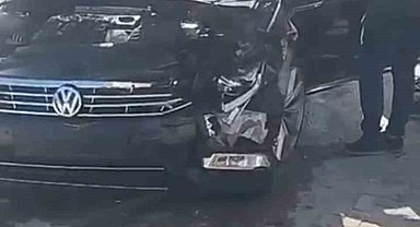 Manavgat'ta iki otomobil kavşakta çarpıştı