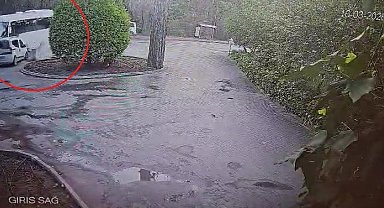 Manavgat'ta servis otobüsü ile hafif ticari araç çarpıştı