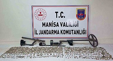 Manisa'da 2 bin 580 sikke ve 235 tarihi obje ele geçirildi