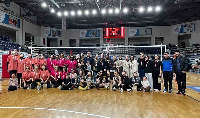 Manisa'da "Evinin Sultanları" 8 Mart'ta parkeye indi