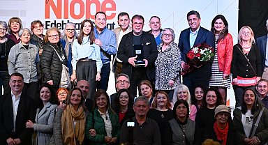 Manisa'da Nebil Özgentürk, Niobe Söyleşileri'nde sanatseverlerle buluştu