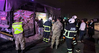 Mardin'de hayvan yemi yüklü tırın dorsesinde yangın çıktı
