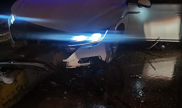 Mardin'de otomobil refüje çarptı: 2 yaralı