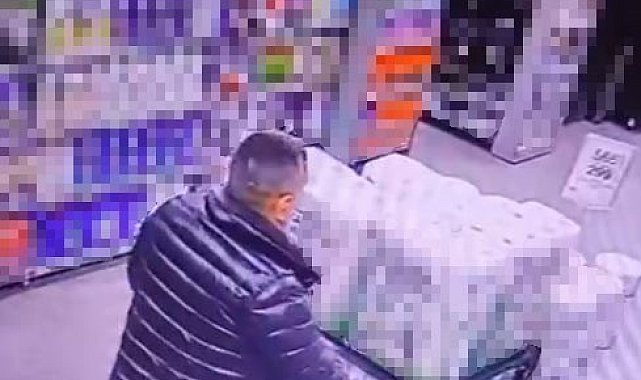 Marketten alkol çaldı, kimse görmeden şişeleri pantolonun içine soktu