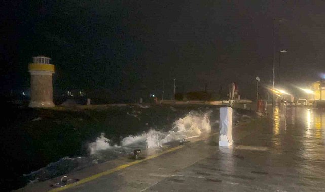 Marmaris'te şiddetli fırtına etkili oluyor