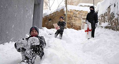 Mart kapıdan baktırdı: Bayburt güne 15 santimetre karla uyandı