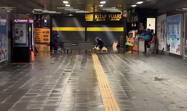 Mecidiyeköy metro alt geçidini su bastı, görevliler suyu kovalarla tahliye etmeye çalıştı