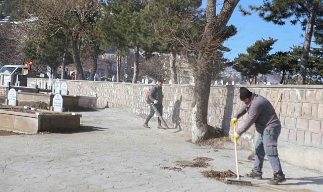 Melikgazi'de mezarlıklar bayram için temizlendi