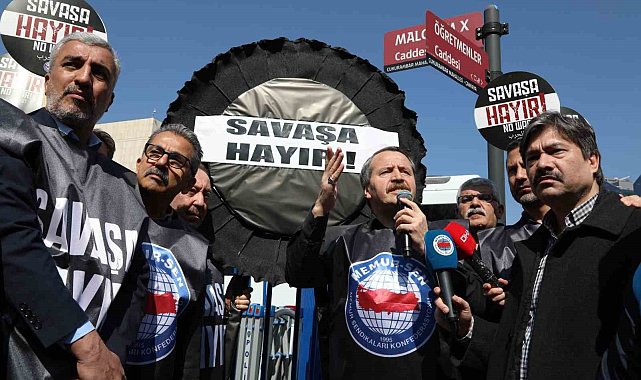 Memur-Sen, ABD Büyükelçiliği önüne siyah çelenk bıraktı